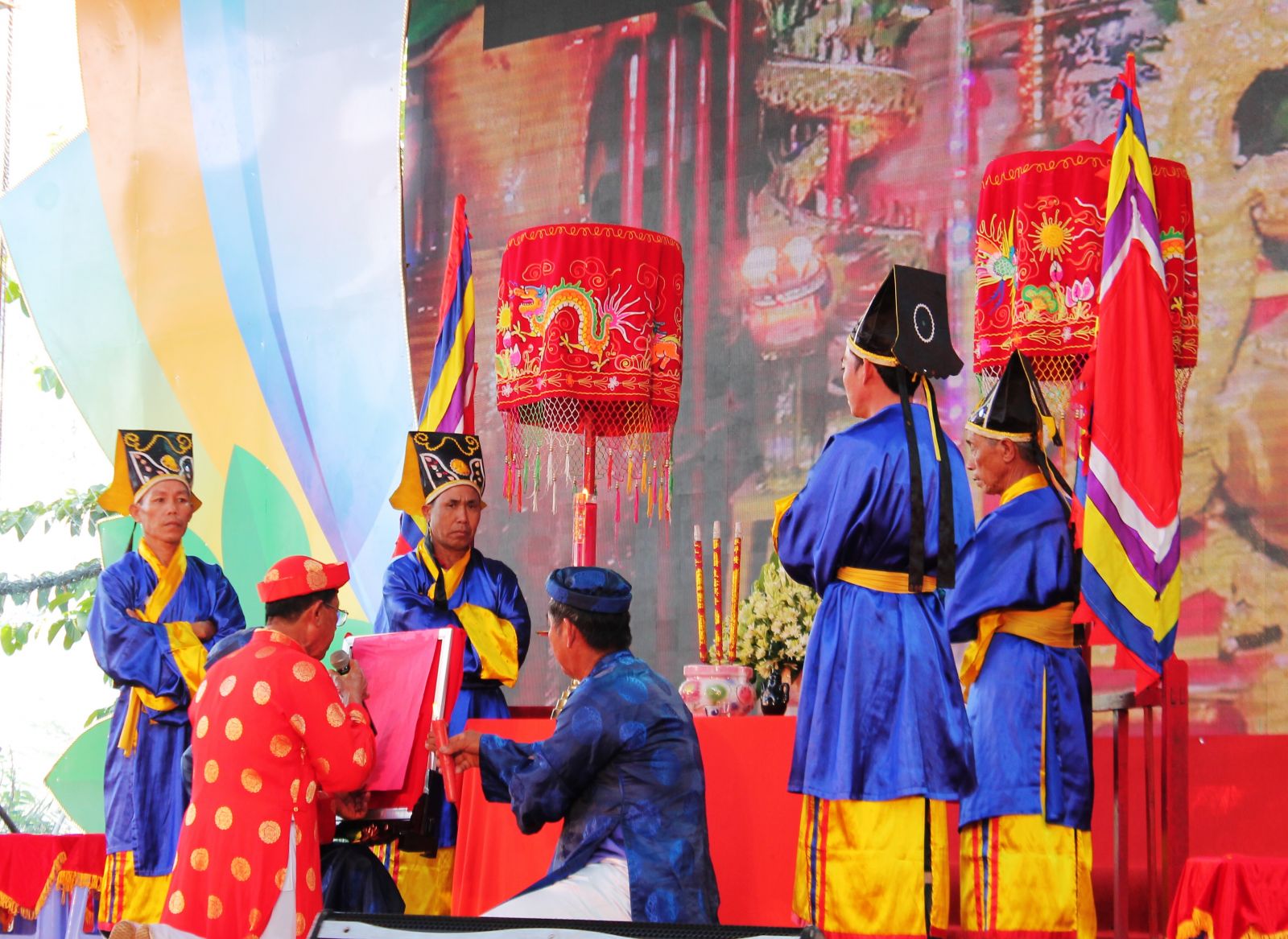 Mở đầu lễ hội là nghi thức cúng tế trời đất, tạ ơn thần linh đã cho mưa thuận gió hòa, mùa màng bội thu do các bô lão Đình Tân Lộc Đông thực hiện.