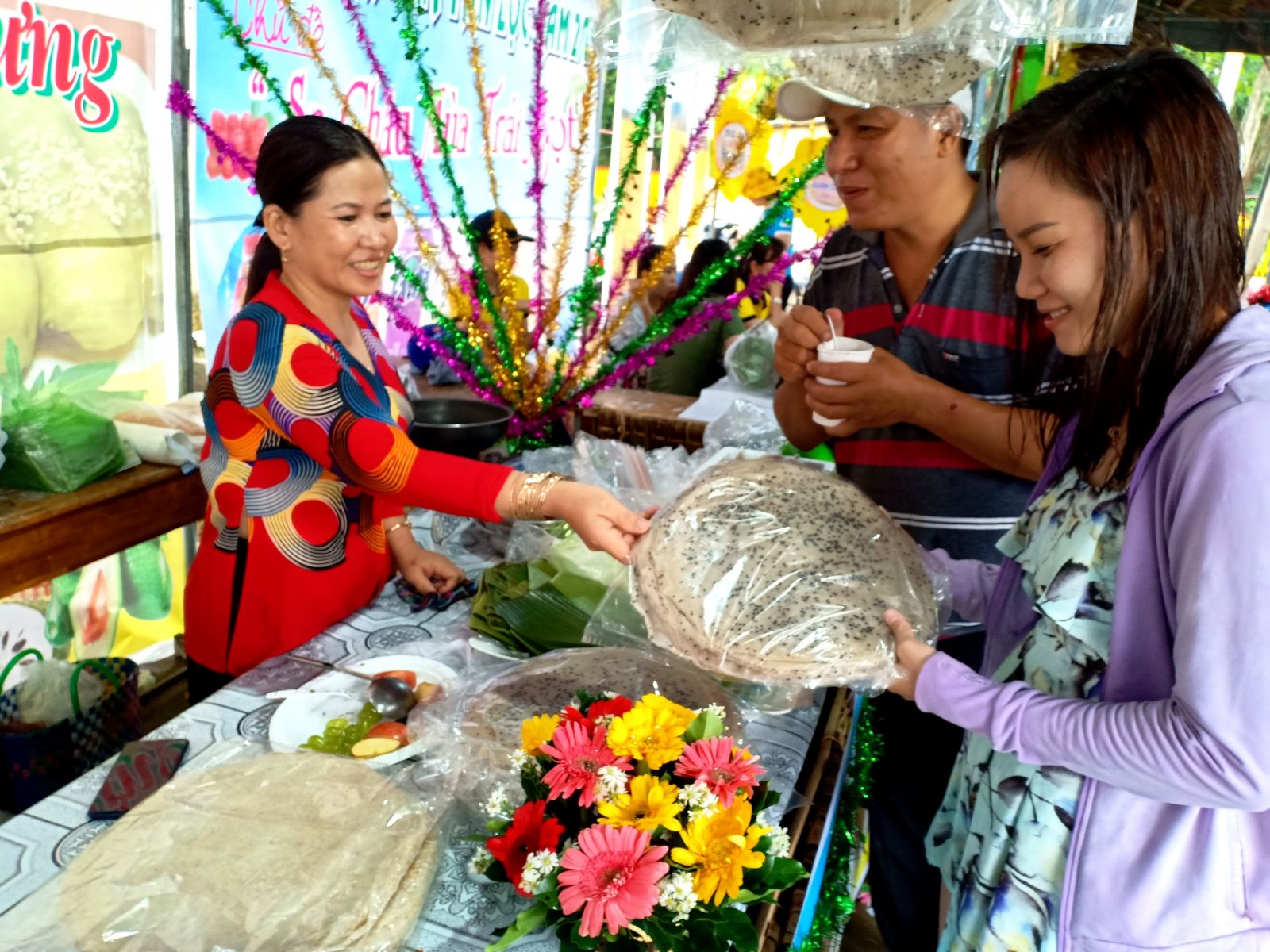 Những gian hàng ẩm thực, giới thiệu đặc sản địa phương luôn đông khách. Trong ảnh: khách chọn mua bánh tráng Thuận Hưng nổi tiếng của quận Thốt Nốt.
