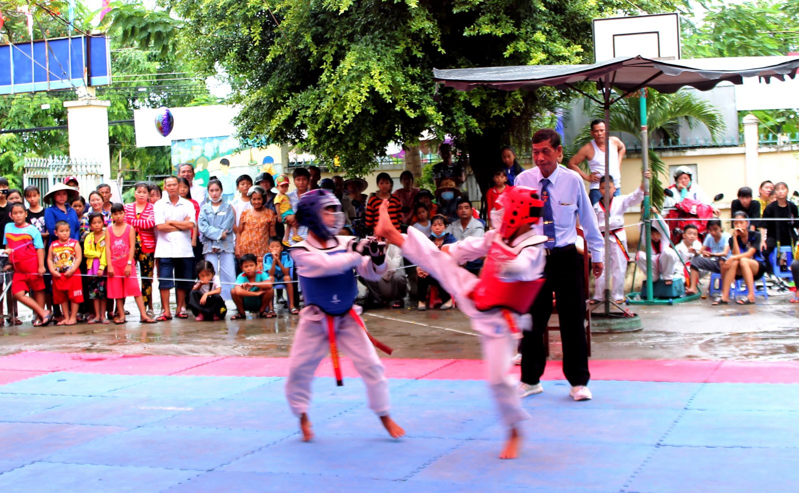 Giải Vô địch Taekwondo cấp thành phố được tổ chức tại lễ hội, góp phần tạo không khi sôi nổi, hào hứng với những trận đấu hấp dẫn.