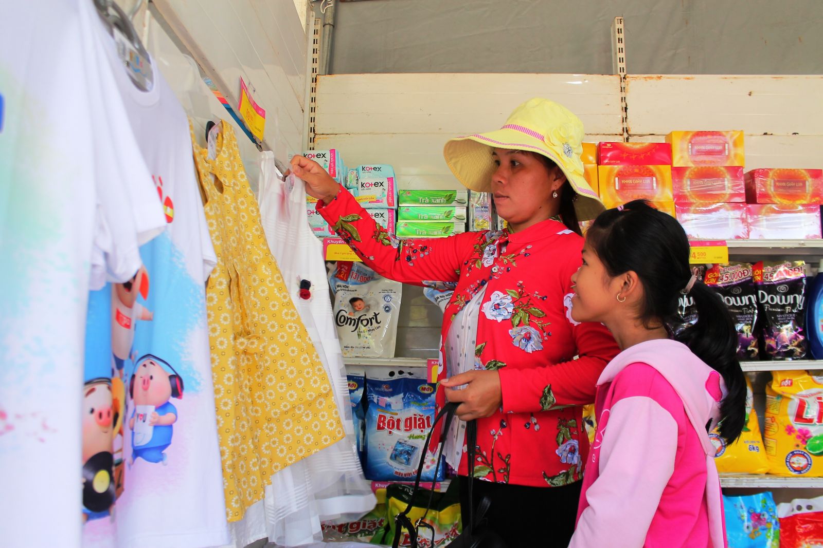 Người dân mua sắm tại “Phiên chợ hàng Việt về nông thôn”.
