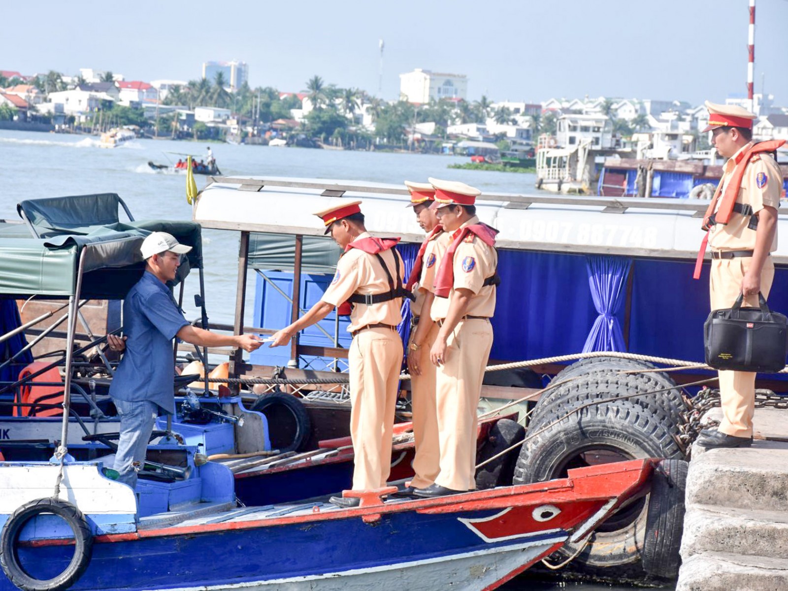 Cảnh sát đường thủy Công an TP Cần Thơ kiểm tra hoạt động vận chuyển hành khách tại bến tàu du lịch Bến Ninh Kiều. Ảnh: XUÂN ĐÀO