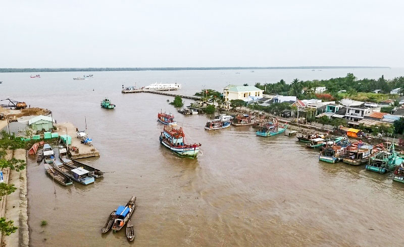 Khai thác và phát triển bền vững tài nguyên biển đang được các địa phương ven biển chú trọng. Trong ảnh: Tàu neo đậu tại Cảng cá Trần Đề, tỉnh Sóc Trăng. Ảnh: CTV