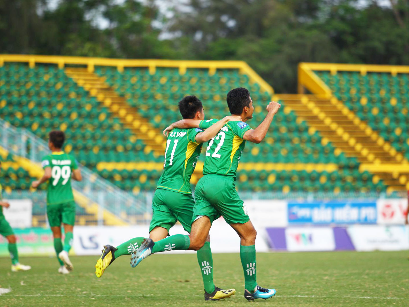 Cầu thủ Cần Thơ mừng bàn thắng trong trận gặp Long An, đánh dấu ngày trở lại của Văn Quân (số 22). Ảnh: NGUYỄN MINH