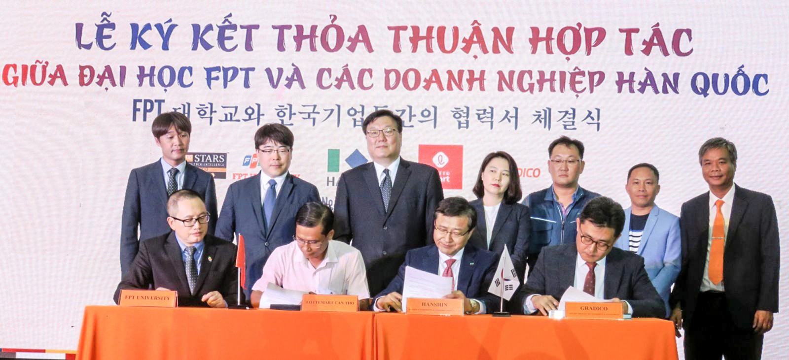 Lễ ký kết thỏa thuận hợp tác giữa Đại học FPT Cần Thơ và các doanh nghiệp Hàn Quốc.