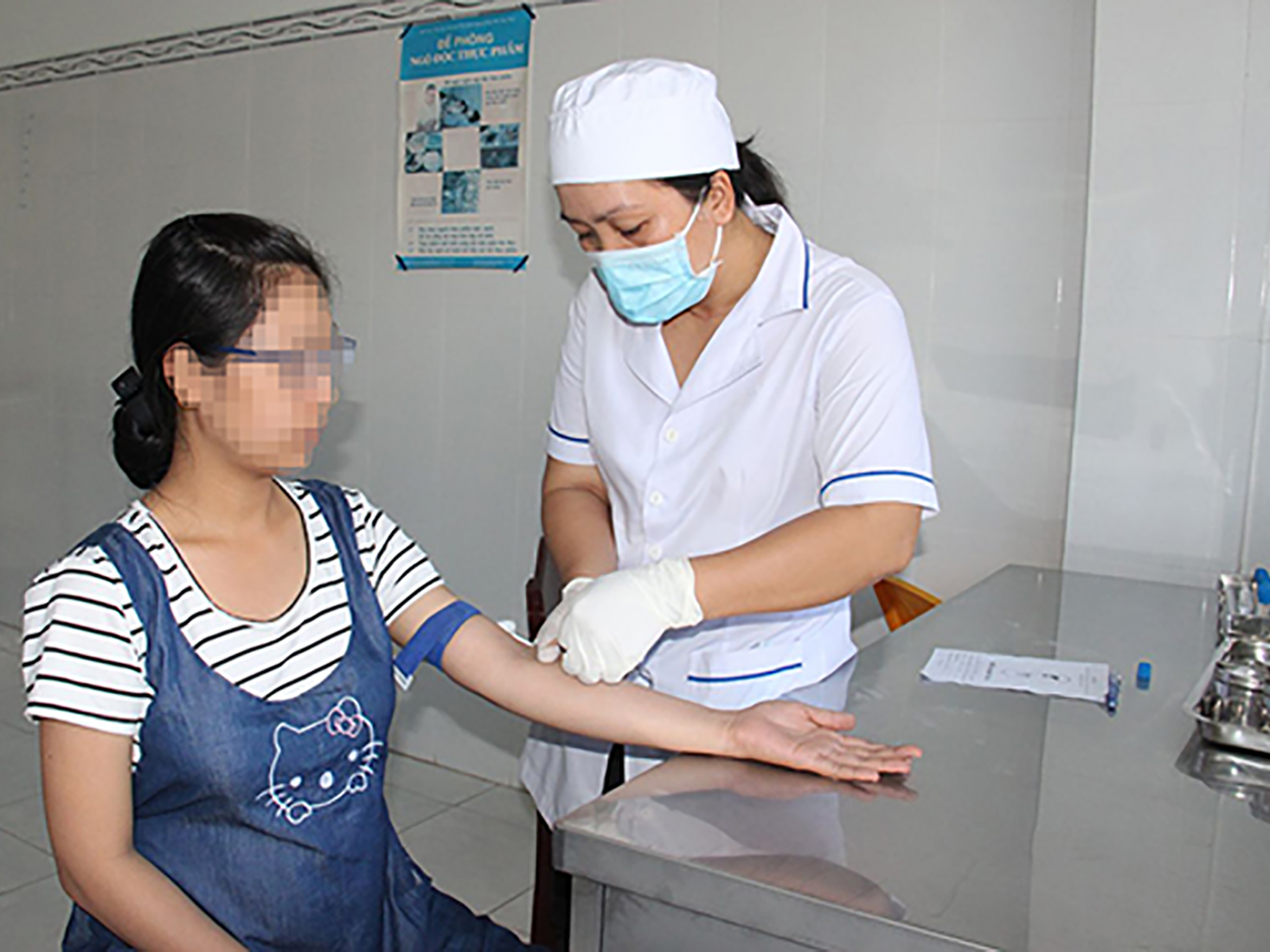 Phòng lây truyền HIV từ mẹ sang con Lấy máu xét nghiệm HIV cho phụ nữ mang thai tại Trạm Y tế phường An Thới, quận Bình Thủy.