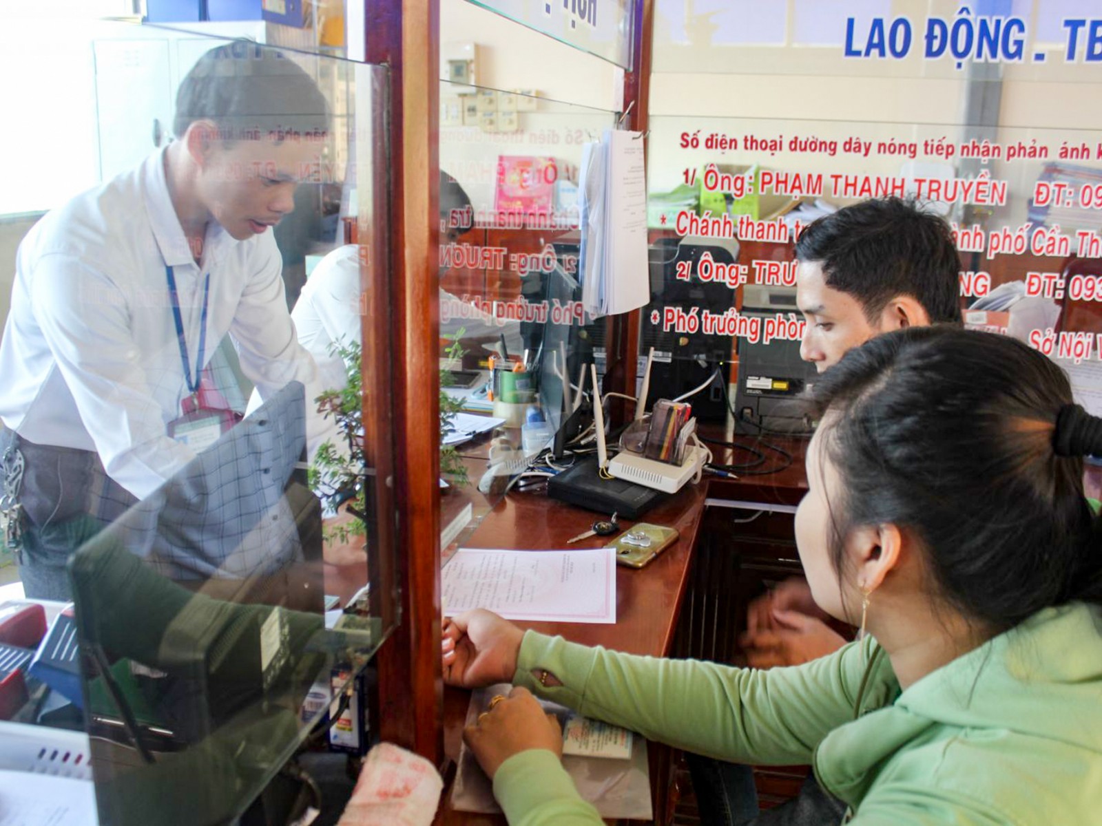 Nâng cao kiến thức, kỹ năng cải cách hành chính Anh Trần Hữu Trí, Công chức Tư pháp- Hộ tịch UBND phường Tân Hưng, quận Thốt Nốt nhiệt tình hướng dẫn người dân thực hiện TTHC.