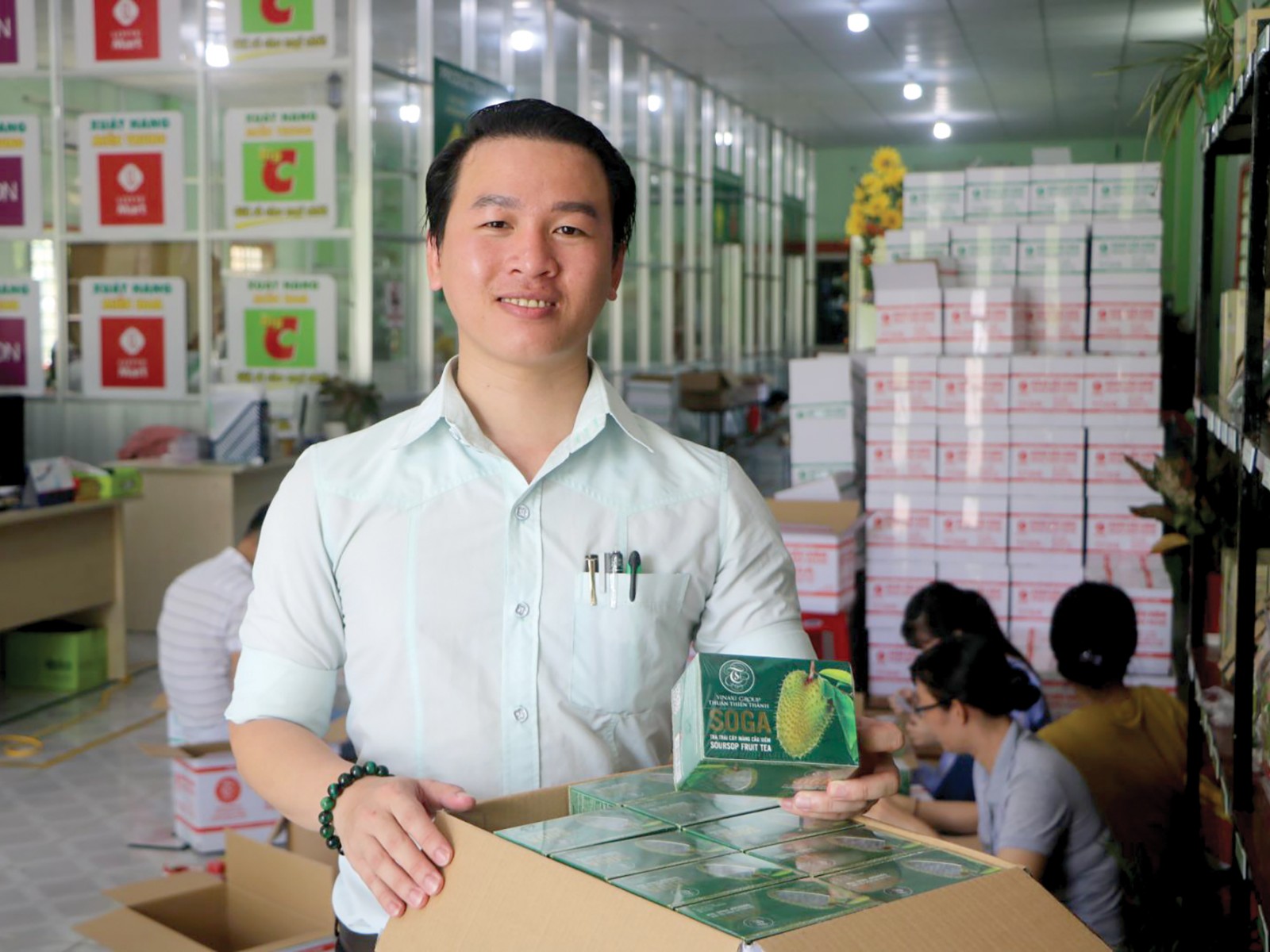 Anh Đặng Quý Ngọc kiểm tra sản phẩm trà trái mãng cầu trước khi xuất khẩu sang thị trường Trung Quốc.