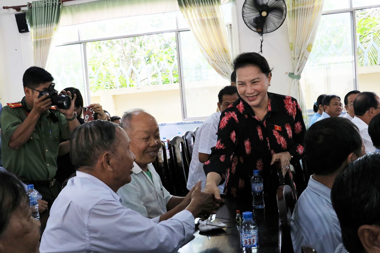  Chủ tịch Quốc hội Nguyễn Thị Kim Ngân thăm hỏi sức khỏe bà con cử tri quận Cái Răng (TP Cần Thơ).