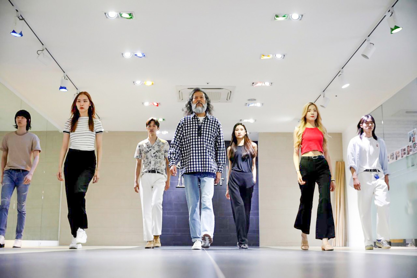 Khi U70 lên sàn catwalk Kim Chil-doo (giữa) tự tin tập catwalk với dàn người mẫu trẻ. Ảnh: Reuters
