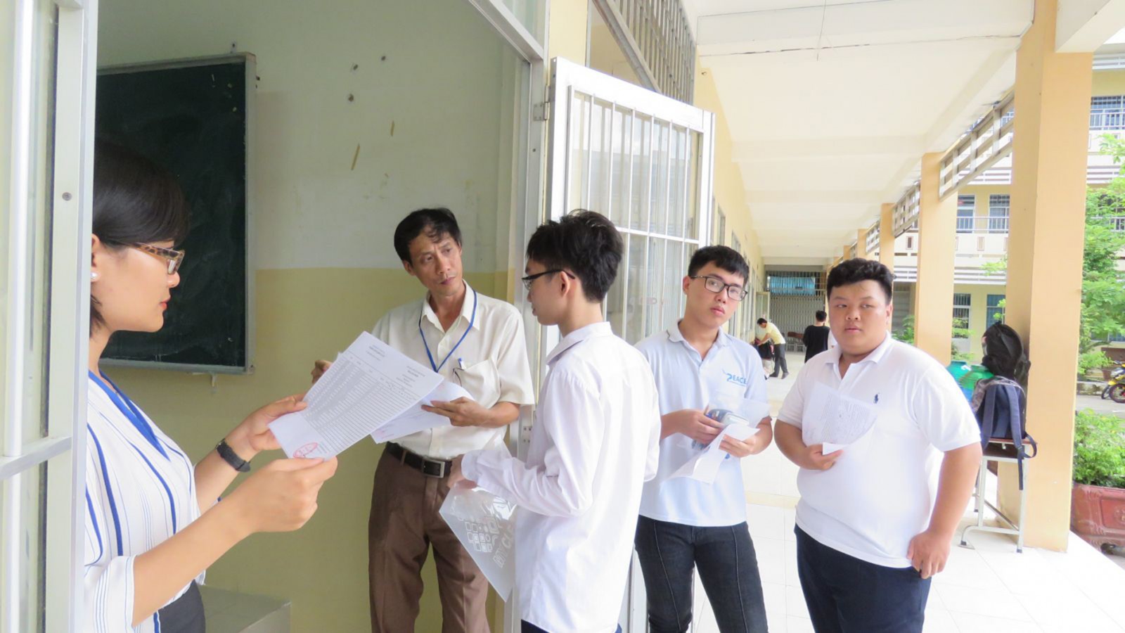 Cán bộ coi thi đọc tên thí sinh vào phòng thi tại điểm thi Trường THCS Lương Thế Vinh (Ninh Kiều). Ảnh: B.NG