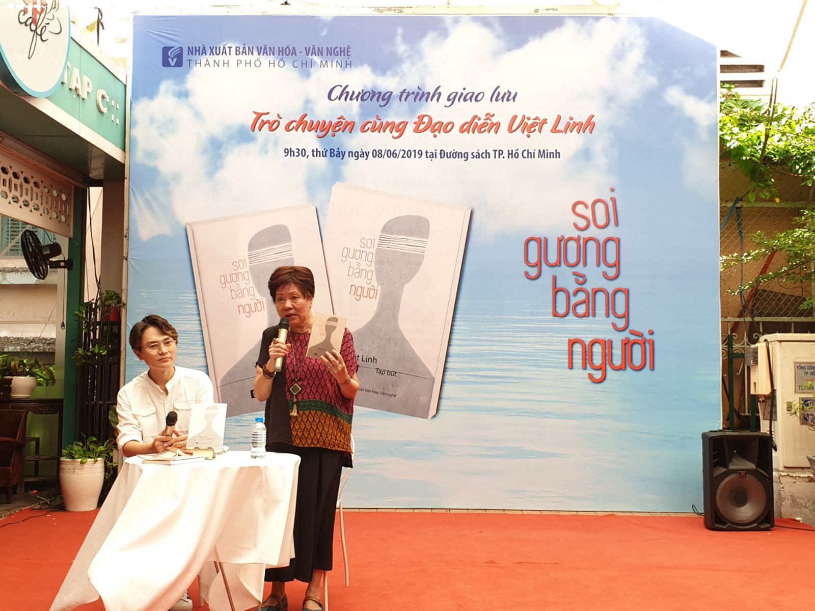 Đạo diễn Việt Linh tại buổi giao lưu ra mắt “Soi gương bằng người”.