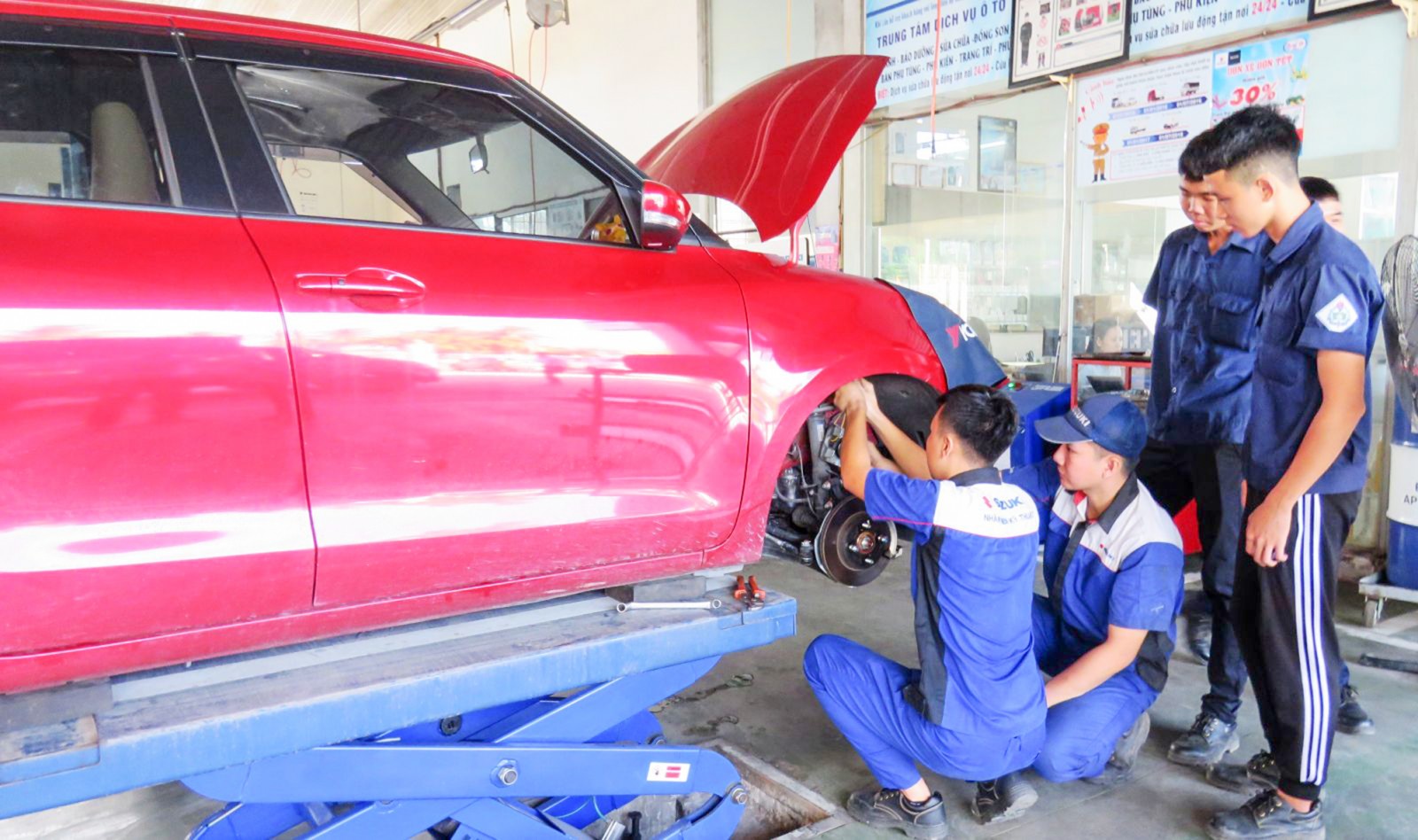 Sinh viên thực tập sửa chữa thiết bị ô tô.