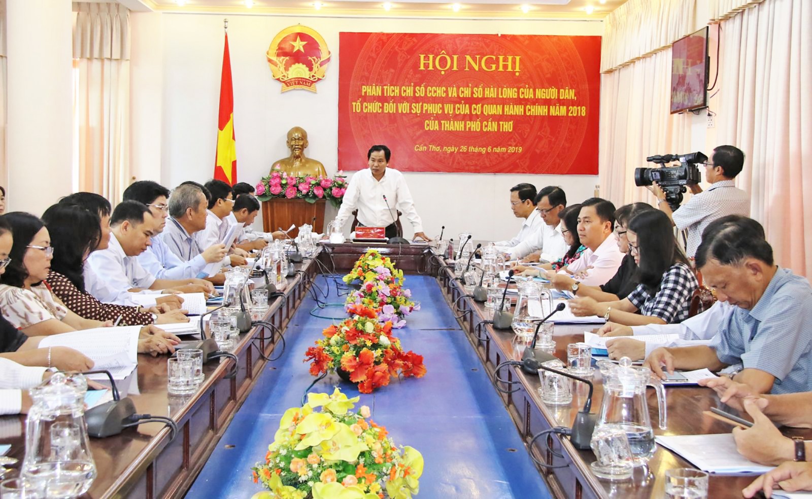 Cán bộ công chức phải niềm nở, hòa nhã;
trả lời đúng và trúng vấn đề người dân,
doanh nghiệp đặt ra Chủ tịch UBND TP Cần Thơ Lê Quang Mạnh phát biểu tại Hội nghị.