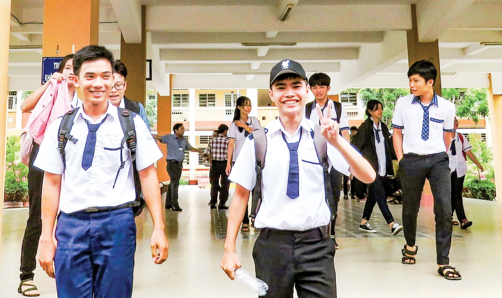 Thí sinh hớn hở ra về sau giờ thi bài thi tổ hợp Khoa học tự nhiên, tại điểm thi Trường THPT Thới Long, quận Ô Môn. Ảnh: B.NG