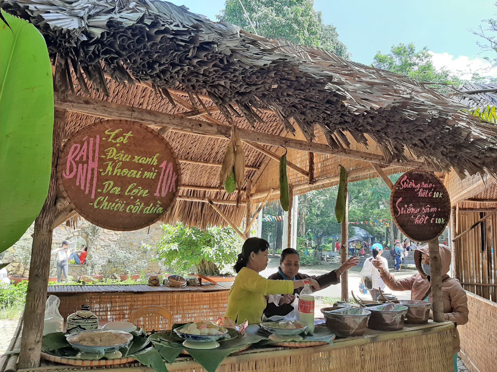Khu du dịch dành riêng một góc quê rộng, êm ả, phục vụ các thức ăn dân dã Nam Bộ cho du khách gần xa.