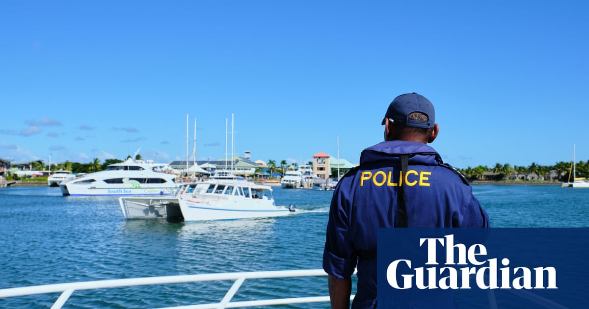 Cảnh sát biển Fiji quan sát tàu thuyền đi qua vùng nước nước này. Ảnh: Guardian