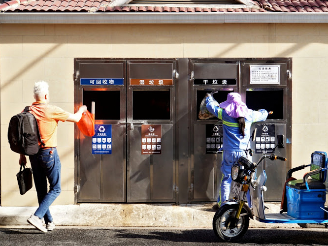 Các thùng rác được phân loại ở Thượng Hải. Ảnh: Reuters