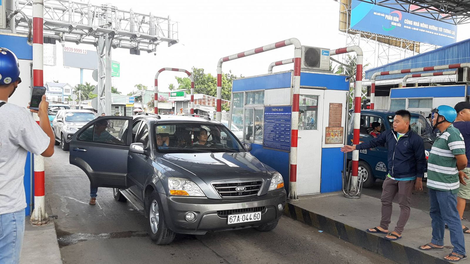 Các tài xế phản đối, không đồng ý mua vé qua trạm tại Trạm thu phí T2 do họ chỉ đi đoạn đường ngắn, nhưng trả phí cao.