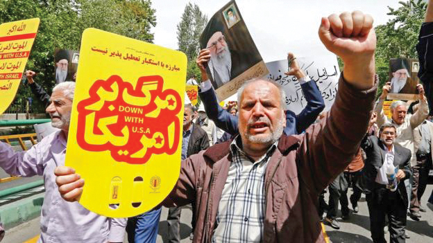 Người biểu tình Iran xuống đường phản đối các biện pháp trừng phạt của Mỹ. Ảnh: AFP