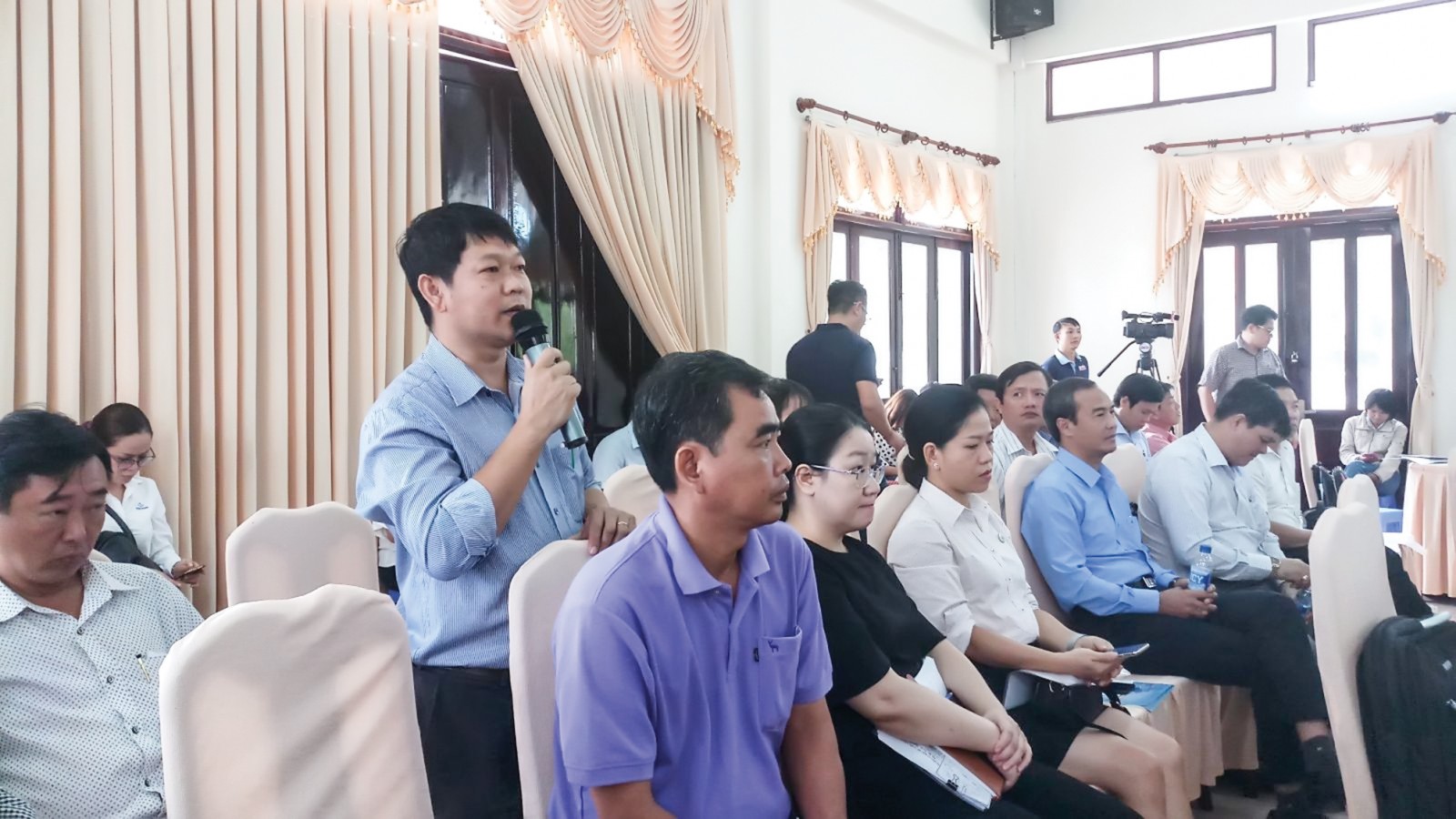 Ông Nguyễn Hoàng Cung, Giám đốc Công ty TNHH Nông sản sạch Đại Thuận Thiên trình bày khó khăn để thành phố hỗ trợ tháo gỡ tại buổi Đối thoại giữa chính quyền và doanh nghiệp do UBND TP Cần Thơ tổ chức.