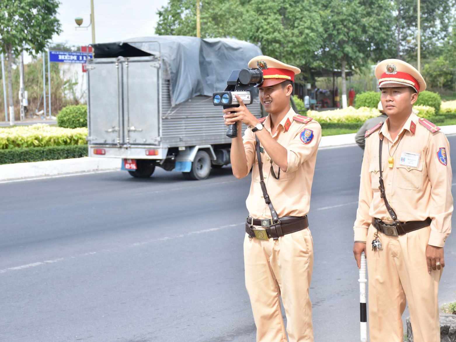Cảnh sát giao thông Công an quận Bình Thủy tăng cường kiểm tra người điều khiển xe vi phạm tốc độ quy định trên đường Võ Văn Kiệt, phường Bình Thủy.