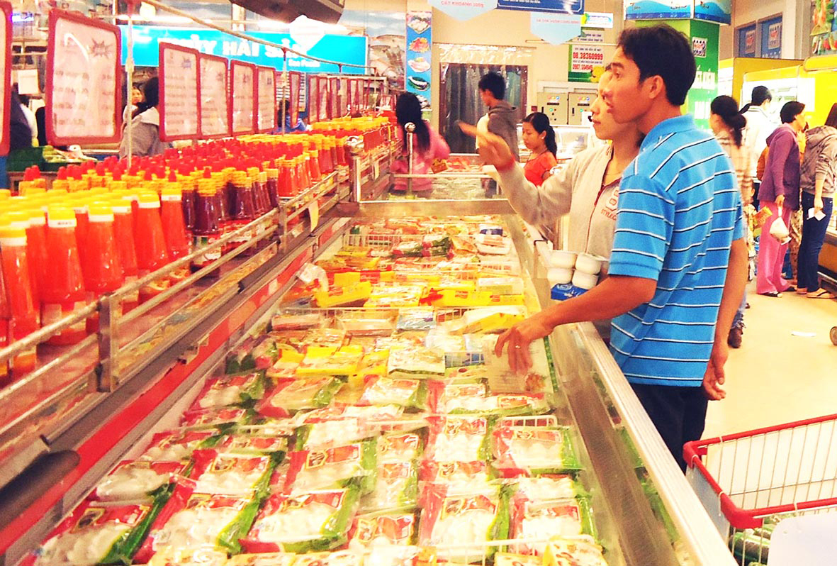 Người tiêu dùng mua sắm tại siêu thị Co.opmart Cần Thơ.
