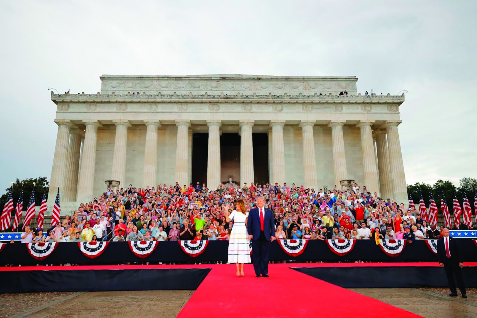 Ông Trump tự tin vào sức mạnh Mỹ Tổng thống Trump cùng Đệ nhất phu nhân Melania trước Đài Tưởng niệm Lincoln. Ảnh: AP