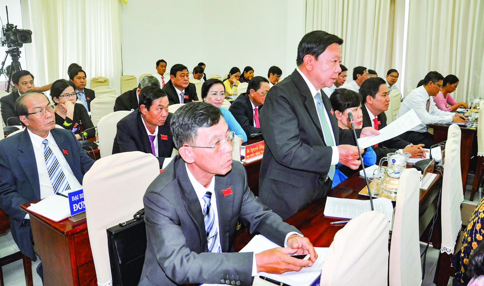 Làm rõ những vấn đề bức xúc Các đại biểu HĐND thành phố chất vấn các giám đốc sở, ngành thành phố.