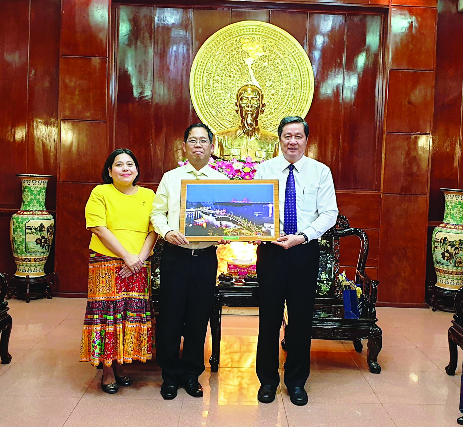 Đồng chí Phạm Văn Hiểu, Phó Bí thư Thường trực Thành ủy, Chủ tịch HĐND TP Cần Thơ (bìa phải) tặng quà lưu niệm đến Ngài Tổng Lãnh sự và phu nhân. Ảnh: Hồng Vân