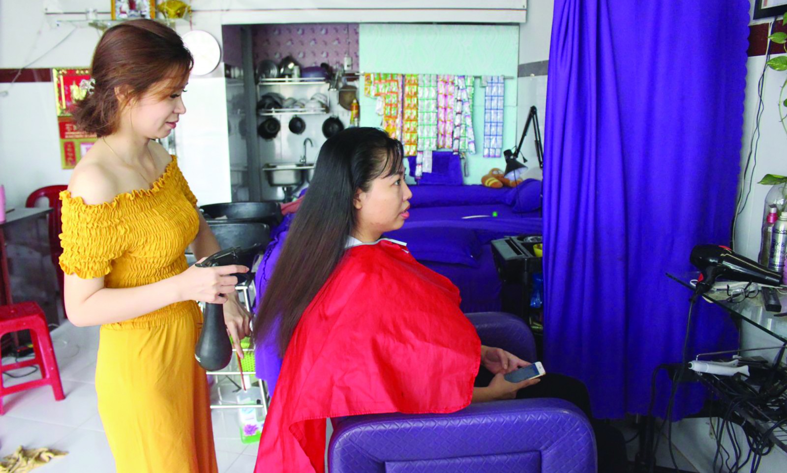 Nhờ số vốn vay hỗ trợ của Hội,  giúp chị  Bích Tuyền đầu tư tiệm làm tóc, có thu nhập  ổn định hơn 15 triệu đồng/tháng.