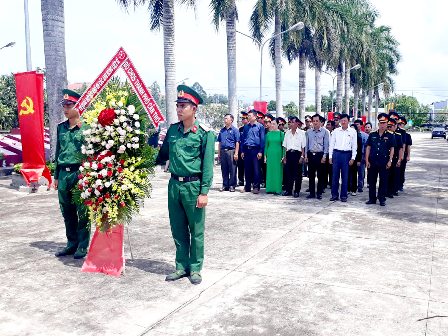 Đại diện Bộ Chỉ huy Quân sự thành phố và các ban, ngành, đoàn thể viếng Nghĩa trang liệt sĩ huyện Tân Hiệp.