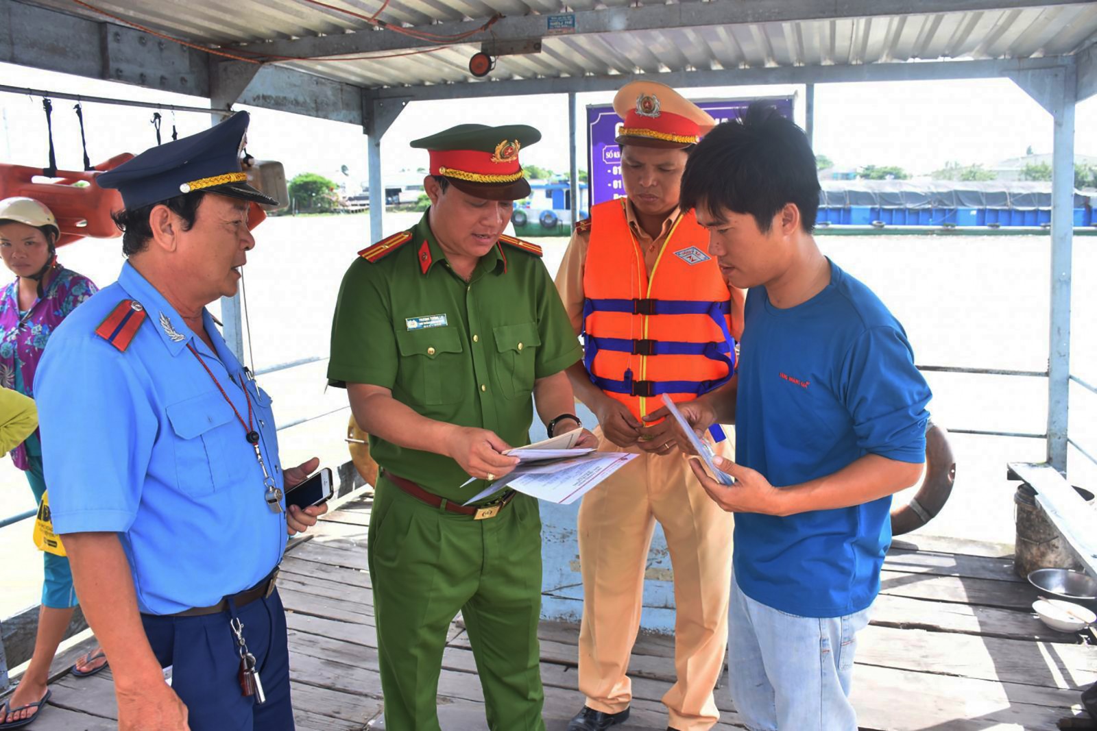 Trung tá Trương Tương Lai, Phó Trưởng Công an huyện Phong Điền (thứ 2, từ trái sang) cùng Cảnh sát giao thông và Thanh tra giao thông kiểm tra thủ tục tại Bến đò Bà Hiệp.