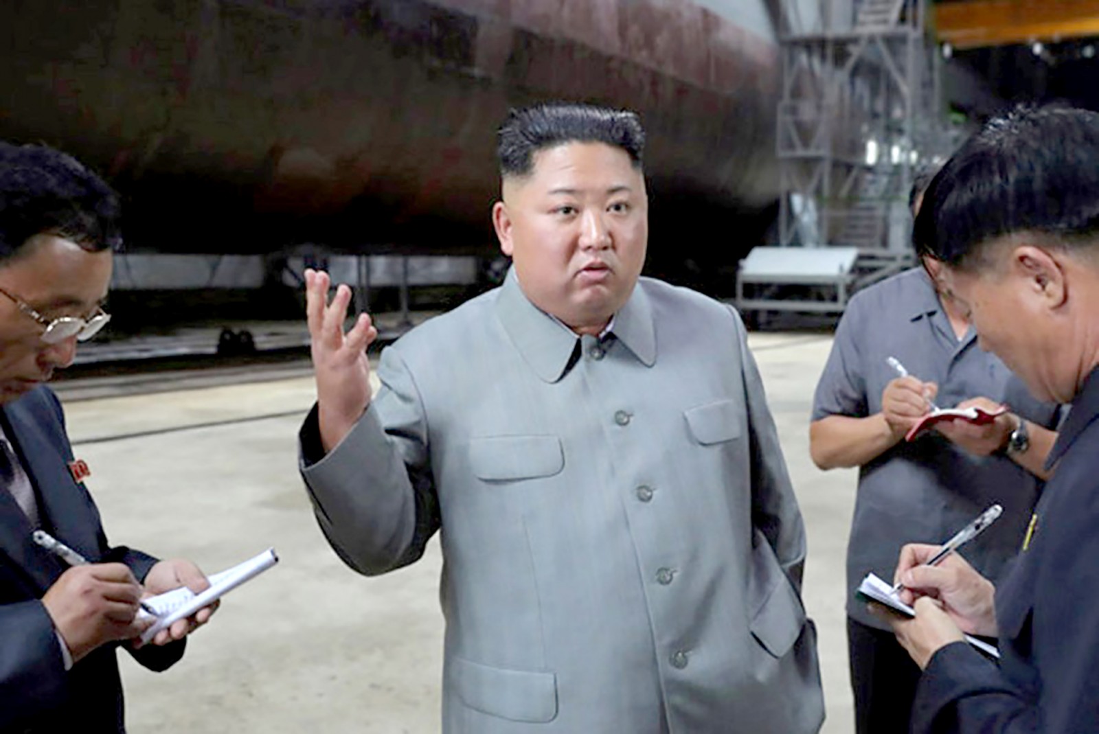 Triều Tiên “nhắc nhở” Mỹ? Nhà lãnh đạo Kim Jong-un phát biểu tại buổi thị sát tàu ngầm mới. Ảnh: KCNA