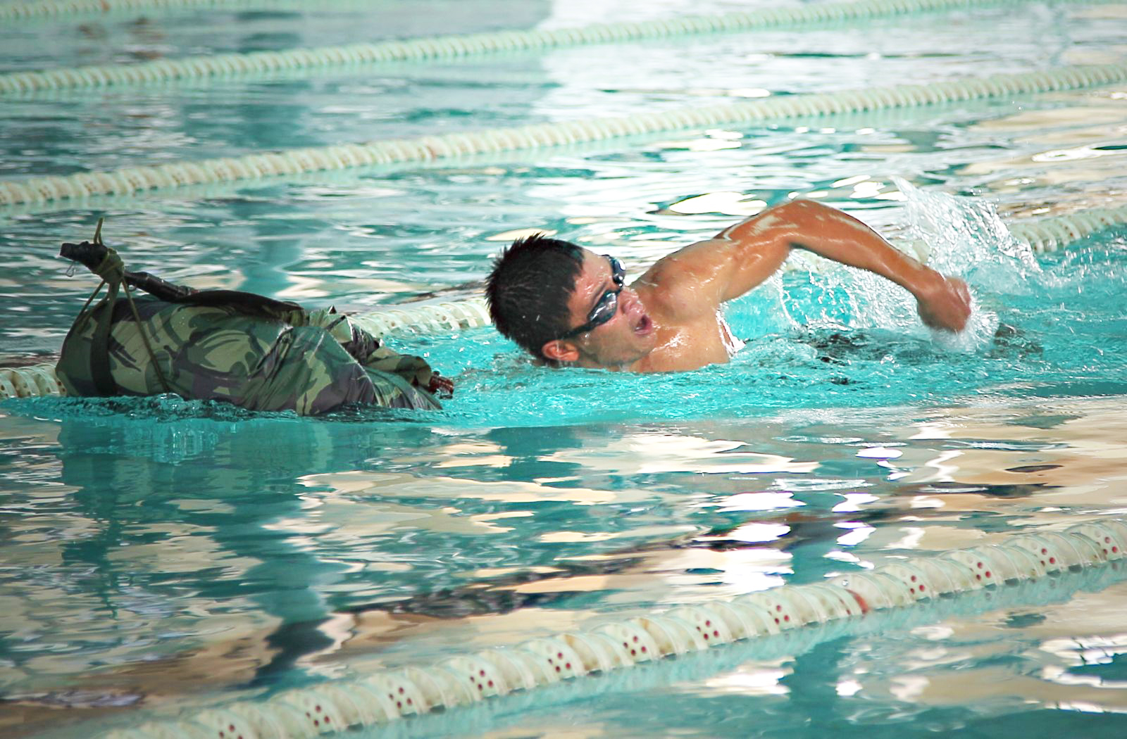 VĐV đơn vị Bộ Chỉ huy Quân sự tỉnh Tiền Giang về nhất đợt bơi nội dung 100 m bao gói nam. Ảnh: Nguyễn Minh
