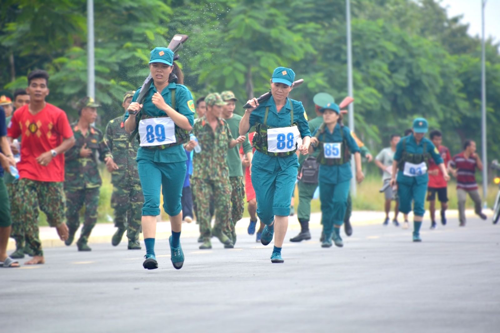Các nữ VĐV thi đấu nội dung 3 môn thể thao Quân sự phối hợp của Dân quân tự vệ. Ảnh: Quang Đức