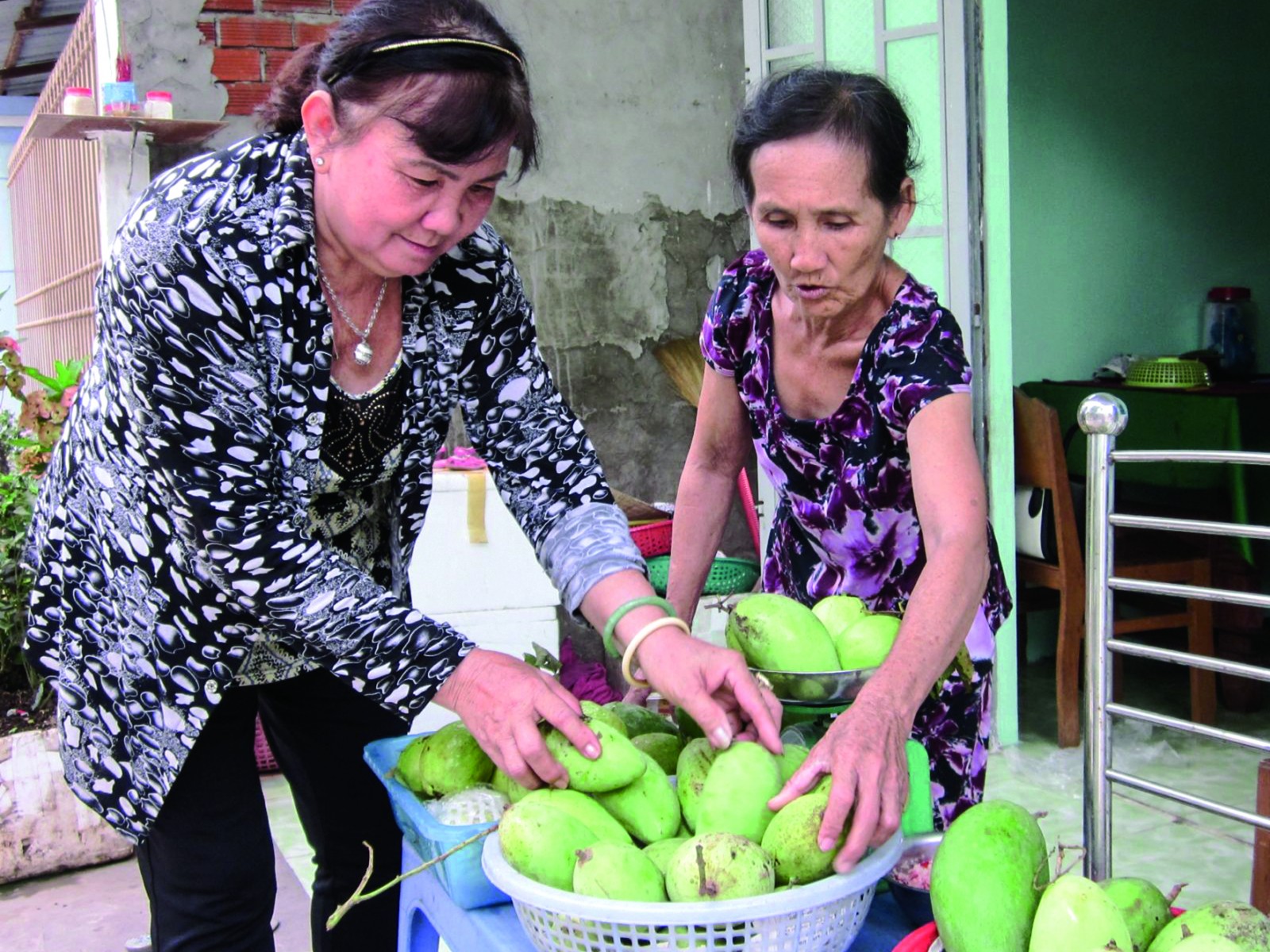 Chị Ứng (bên phải) vui vẻ giao tiếp, thân thiện với khách hàng.