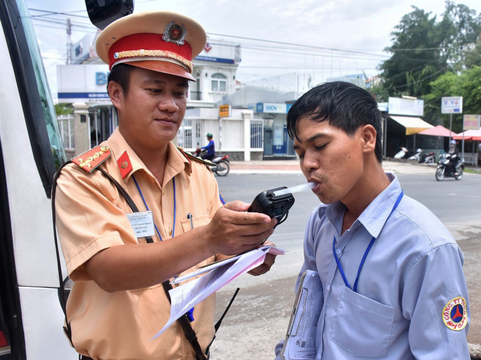 CSGT Công an quận Thốt Nốt đang kiểm tra nồng độ cồn đối với người điều khiển xe cơ giới đường bộ trên quốc lộ 91, thuộc phường Trung Kiên. 