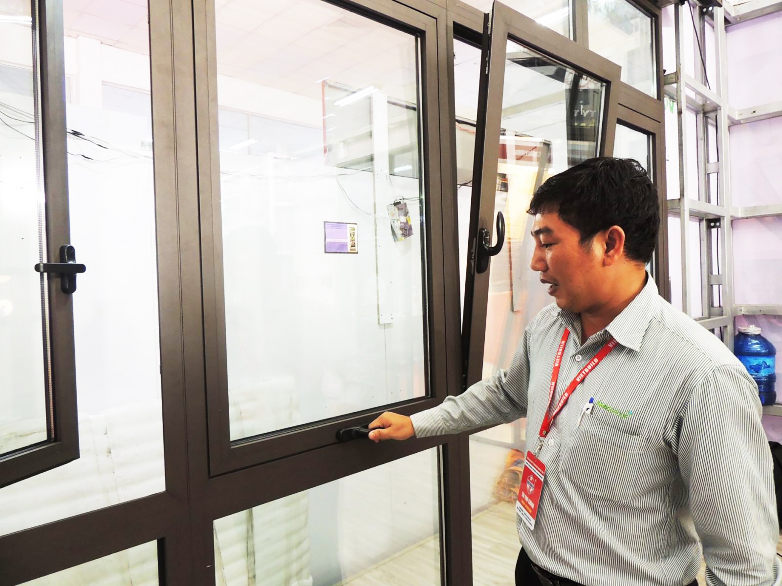 Cửa nhôm kính là một trong những dòng cửa hiện đại được nhiều khách hàng ưa chuộng.