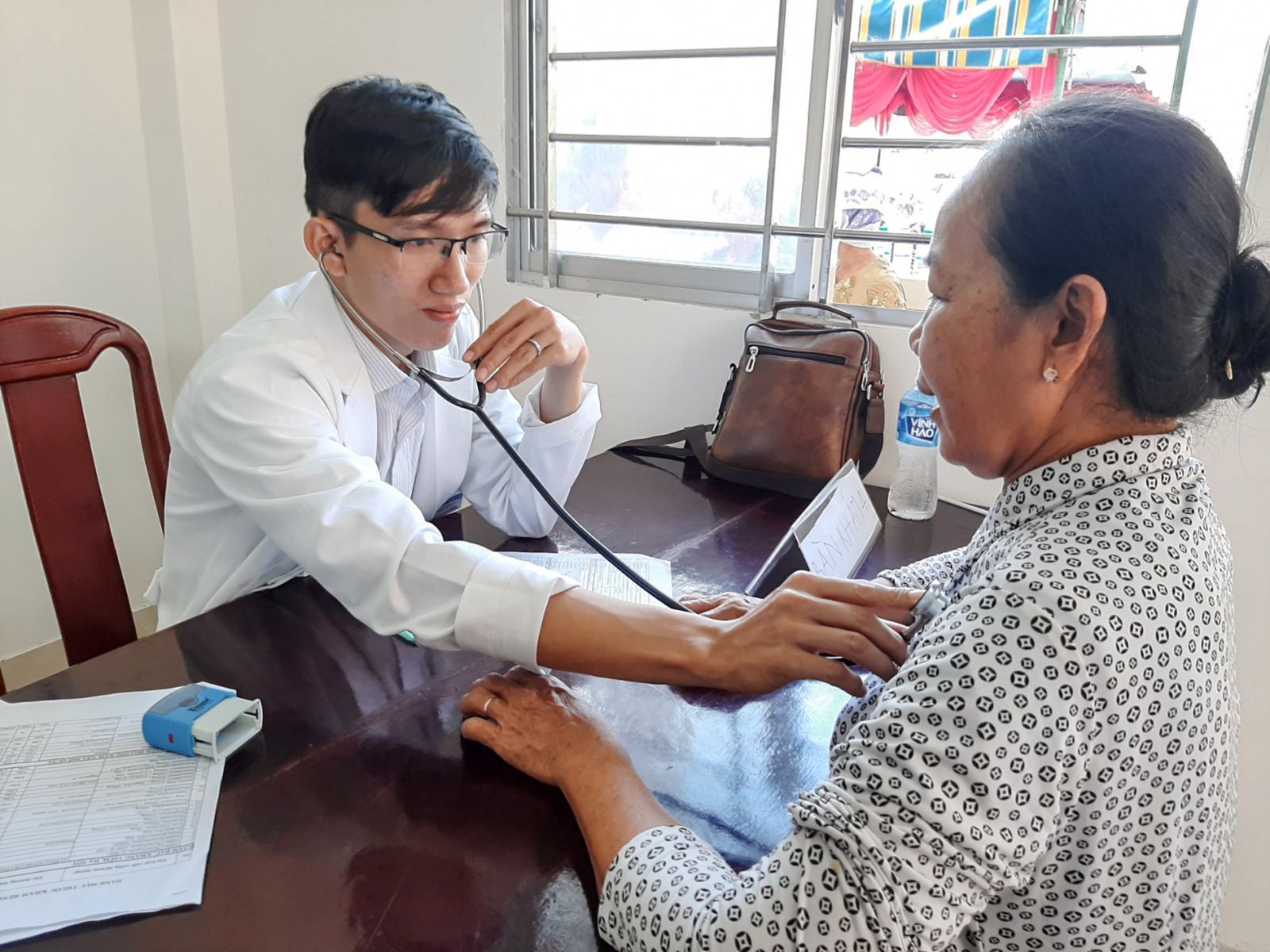 Đời đời tri ân Đoàn bác sĩ Bệnh viện Đa khoa TP Cần Thơ phối hợp các đơn vị tổ chức khám bệnh, tặng quà gia đình chính sách và hộ khó khăn xã Trường Thành, huyện Thới Lai. Ảnh: Thu Sương