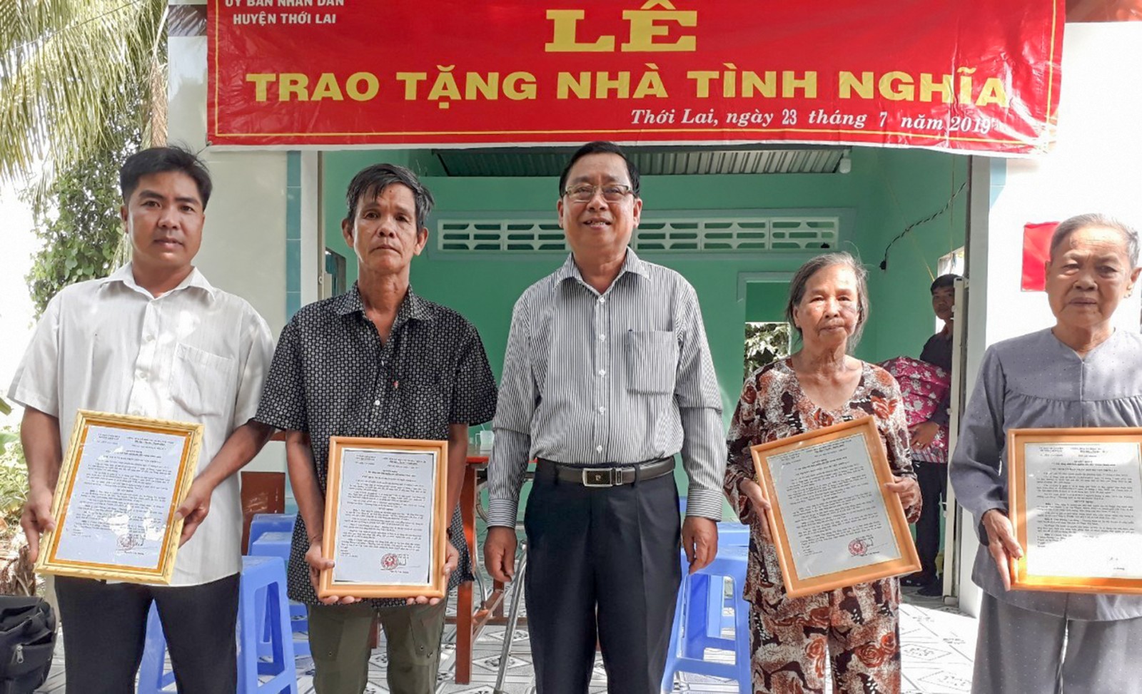 Đời đời tri ân Phó Chủ tịch Thường trực UBND huyện Thới Lai Nguyễn Văn Hoàng trao Quyết định tặng nhà tình nghĩa cho 4 gia đình chính sách ở xã Tân Thạnh và xã Thới Tân. Ảnh: P.Mai