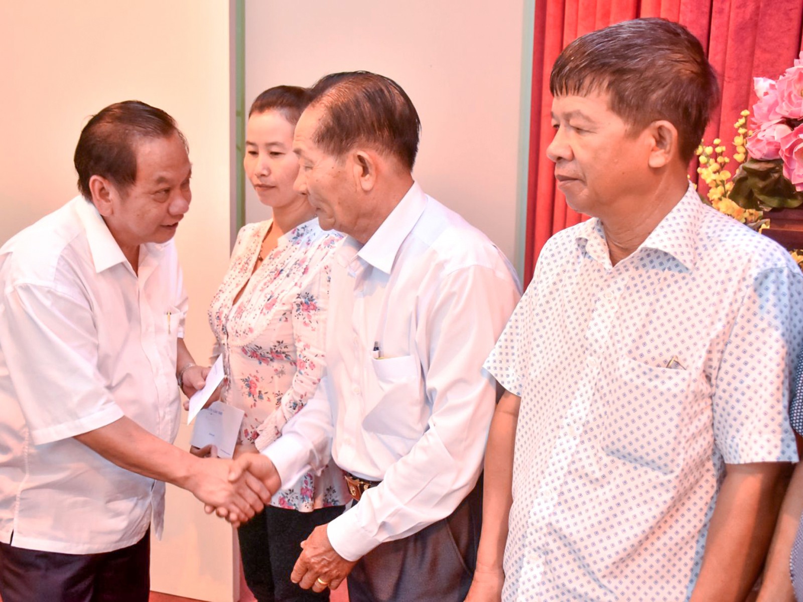 Đời đời tri ân Đồng chí Trần Quốc Trung, Ủy viên Ban Chấp hành Trung ương Đảng, Bí thư Thành ủy Cần Thơ thăm hỏi, tặng quà gia đình chính sách tiêu biểu quận Bình Thủy. Ảnh: K. Xuân