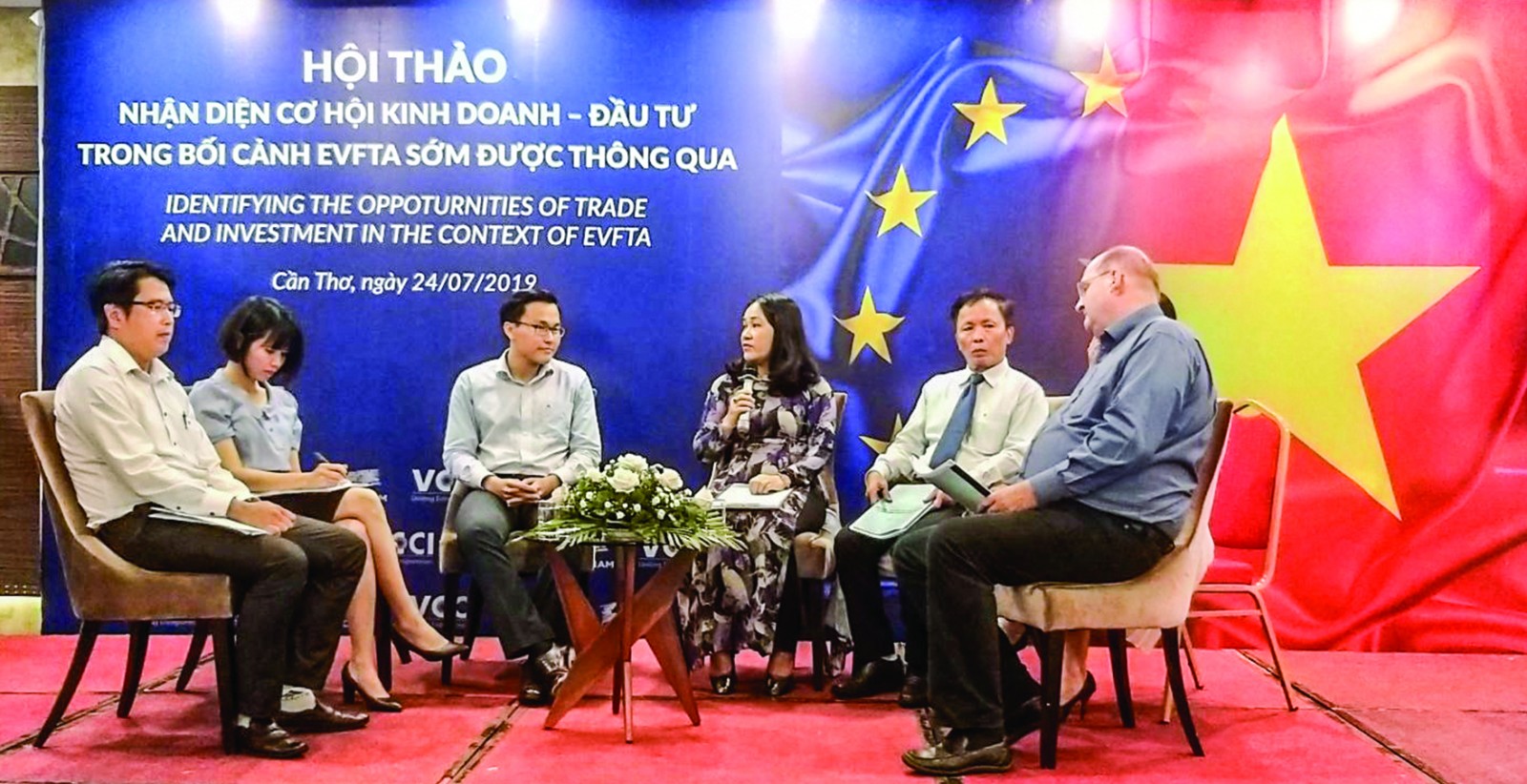 Các chuyên gia chia sẻ thông tin về EVFTA tại một Hội thảo do Phòng Thương mại và Công nghiệp Việt Nam (VCCI) và Trung tâm Trọng tài Quốc tế (VIAC) tại Việt Nam phối hợp tổ chức.