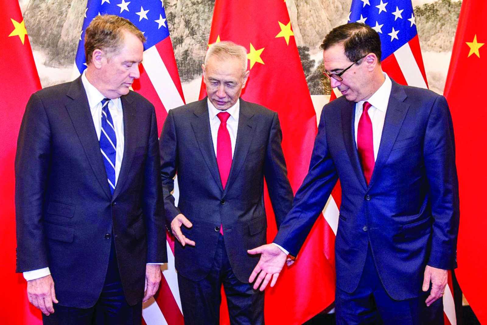 Phó Thủ tướng Trung Quốc Lưu Hạc (giữa) tiếp hai quan chức Mỹ. Ảnh: SCMP