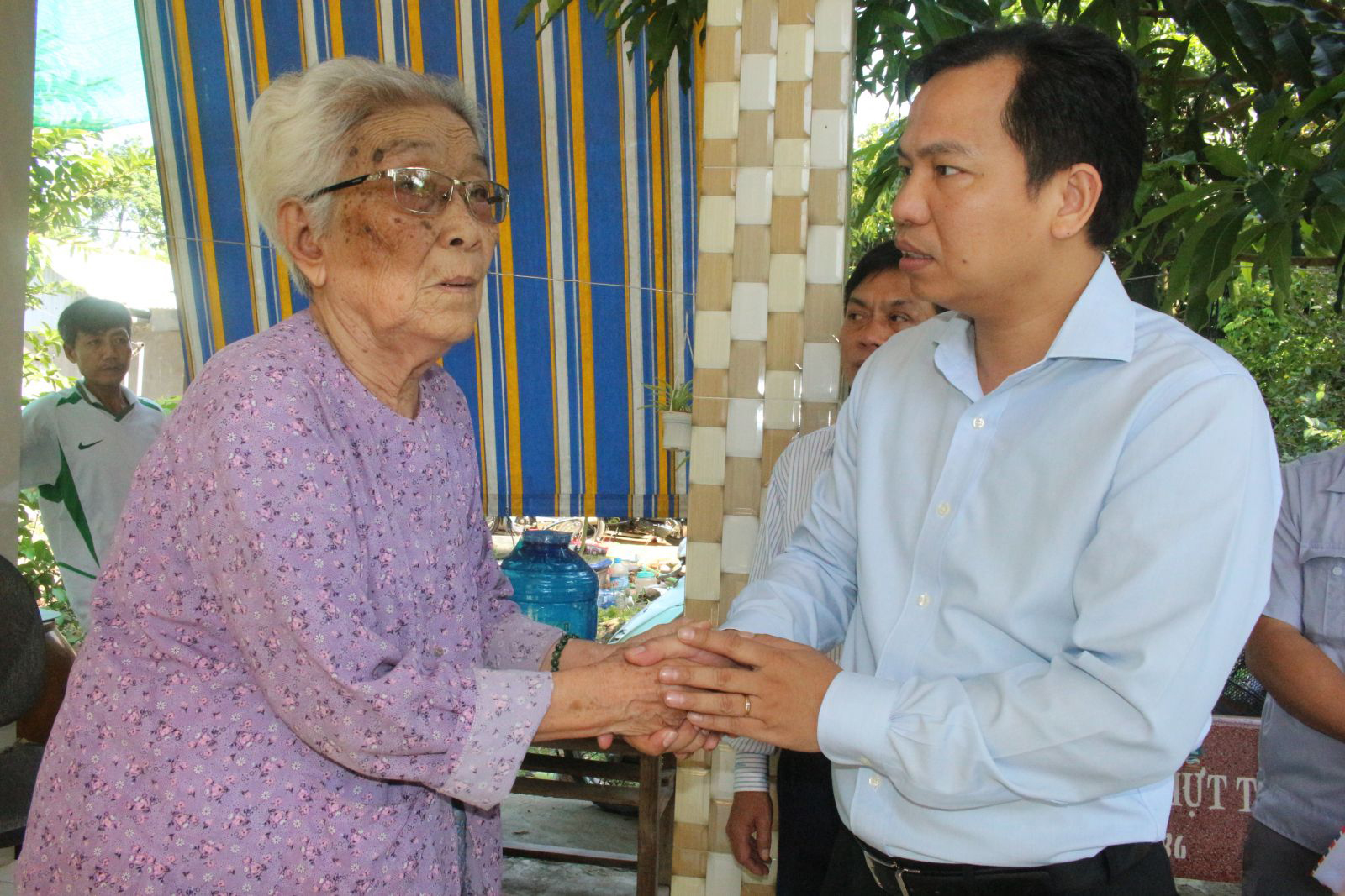 Chủ tịch UBND TP Cần Thơ Lê Quang Mạnh  thăm hỏi, động viên bà Trần Thị Chính, gia đình chính sách có nhà bị sụp đổ hoàn toàn do sạt lở. 
