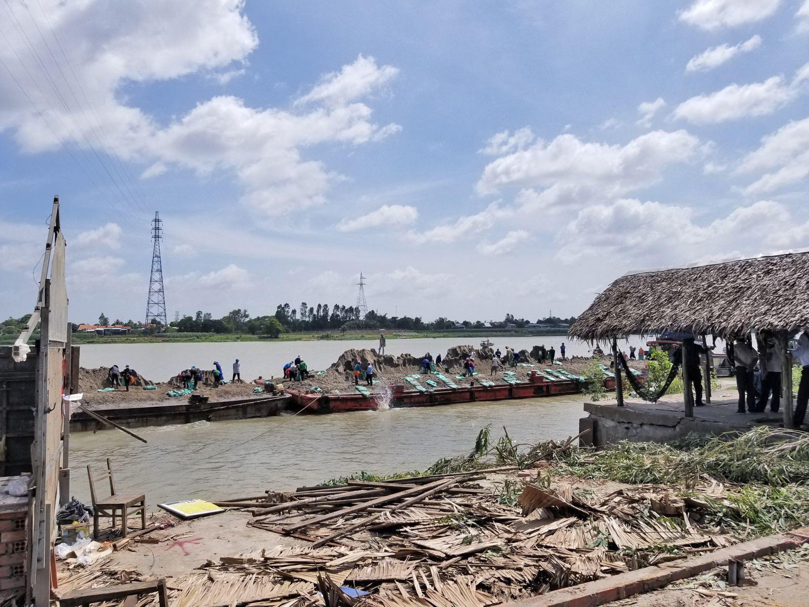 Ngành chức năng tỉnh An Giang đang huy động lực lượng thả bao cát xuống sông để gia cố nhằm hạn chế sự phát triển của các vết rạn nứt.