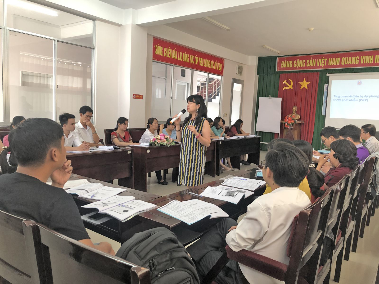 Tiến sĩ Nguyễn Thị Thúy Vân, đại diện WHO tại Việt Nam, giới thiệu về PrEP cho các học viên.