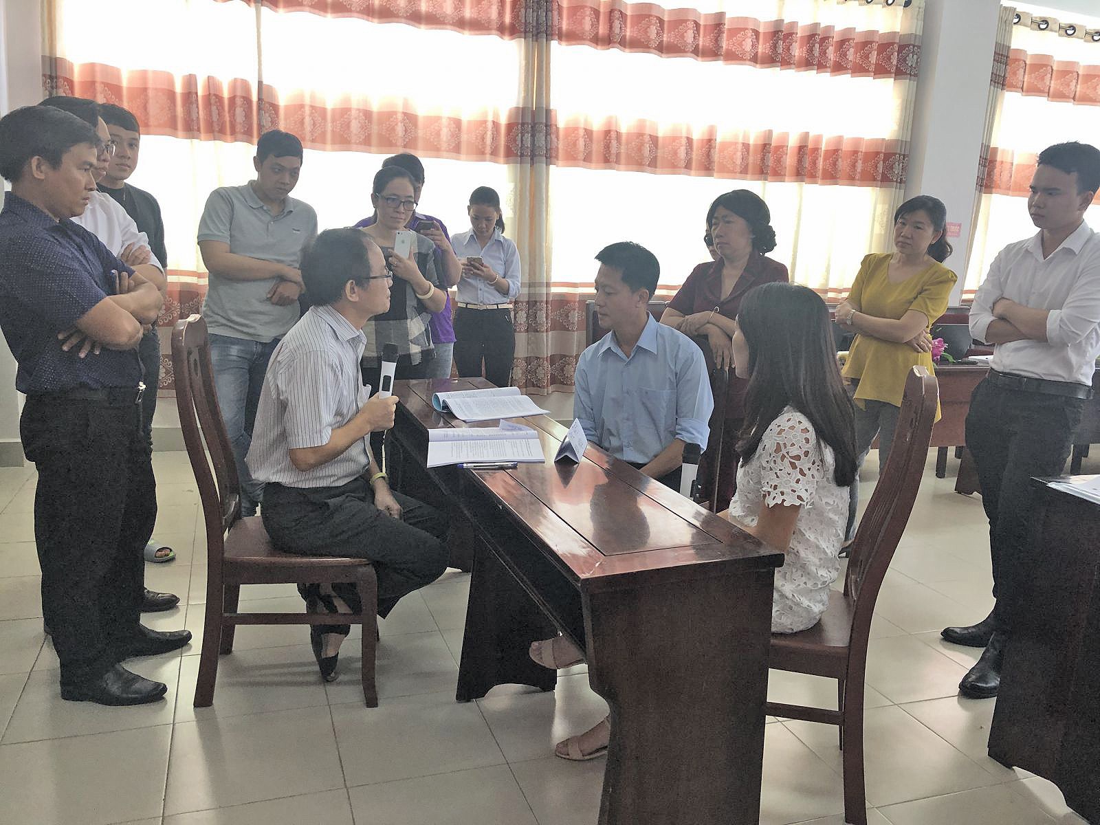Giảng viên và học viên đóng vai tư vấn cho khách hàng.