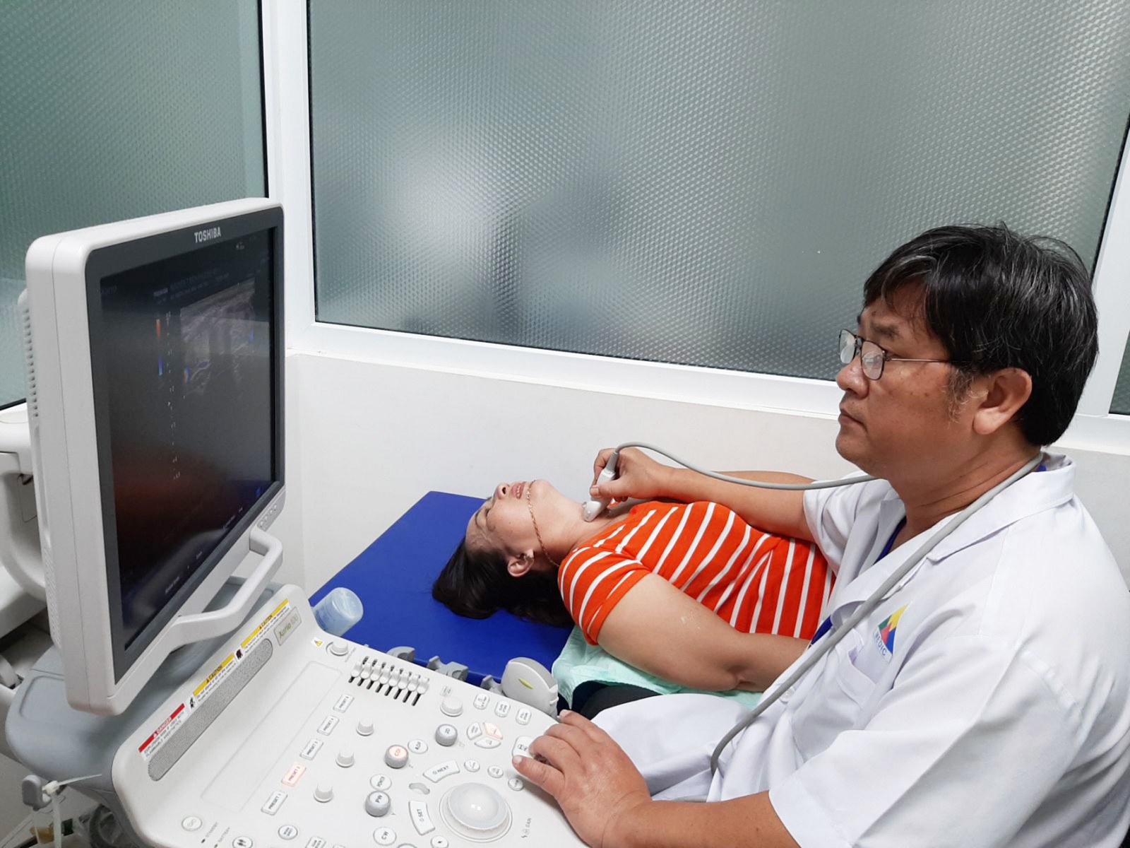 Cán bộ y tế BV Đa khoa Hòa Hảo - Medic Cần Thơ siêu âm kiểm tra tuyến giáp cho người bệnh.