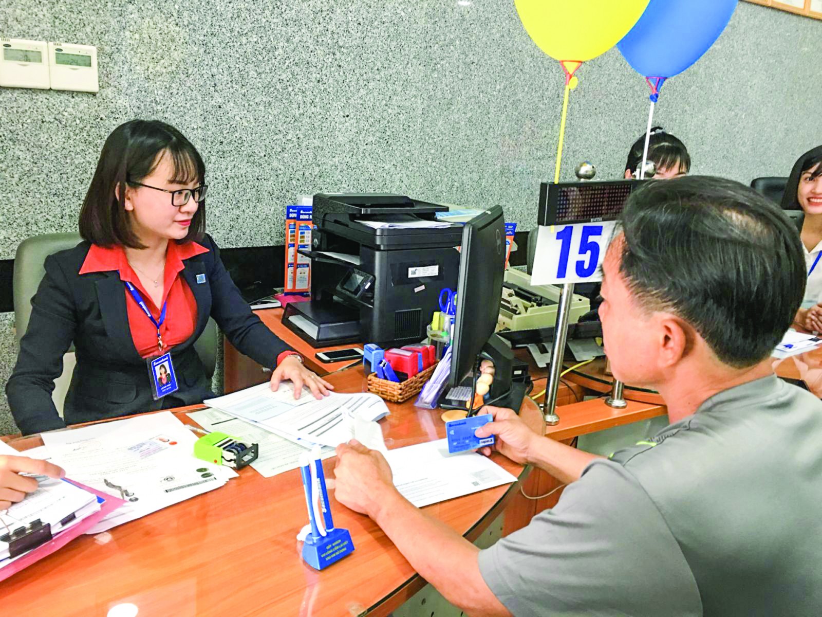 Khuyến khích thanh toán không dùng tiền mặt PC Cần Thơ nỗ lực mở rộng ký hợp đồng với đối tác là ngân hàng và các tổ chức trung gian thanh toán nhằm tạo điều kiện thuận lợi cho khách hàng. Trong ảnh: Khách hàng đăng ký dịch vụ trả tiền điện tại Ngân hàng Sacombank Chi nhánh Cần Thơ.