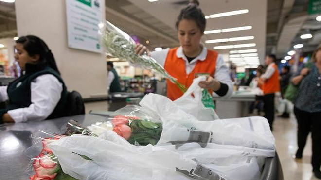 Nhân viên gói hoa tại một siêu thị ở Santiago, Chile. Ảnh: AFP